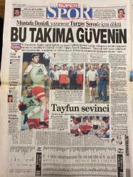 HÜRRİYET GAZETESİ DOĞUM GÜNÜ HEDİYESİ - 4 EYLÜL 1998 -TAM TAKIM 42 SAYFADIR -Yılmaz-Hüsamettin Özkan-Deniz Baykal-Fazıl Ilgaz-Oktay Ekşi-Ferai Tınç-Yazgülü Aldoğan-Marc Rosset-Ismail Cem-Bill Clinton-Hillary Clinton-Ecevit-Özal-Doğan Uluç  Seçimden vazgeçebiliriz-Şanslı Türk yolcu-Çakıcı’nın 35 ayrı vukuatı çıktı-Bu takıma güvenin-Löw’ün takviye ısrarı-Beşiktaş kapalı kutu-Tayfun sevinci-Şanslı Türk ölümden döndü-İki Amerikan uçağı havada çarpışıyordu-Lastiği parçalanan Türk uçağı zorunlu iniş yaptı-Ruslar Yeltsin’den bıktı-Konfederasyon çıkışı yanlıştı-Ecevit: Bizim için Kıbrıs sorunu çözüldü-Mesut Yılmaz-Deniz Baykal-Hüsamettin Cindoruk-Hikmet Sami Türk-Yavuz Gökmen-Cem Kafadar-Semra Sezer-Ömer Bilgin-Ertuğrul Özkök-Oktay Ekşi-Recai Kutan-Mesut Yılmaz-Aydın Menderes-Şemdin Sakık-Arif Sakık-Tufan Türenç-Yaşar Nuri Öztürk  Seçimden vazgeçilebilir-Marmaris’te yine jet-ski dehşeti-İnsan haklarına terör sınırlaması-Konvoyda kaza-Kartel marifetiyle muhalefet-Üniversitelere savaş-Susurluk ü