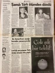 HÜRRİYET GAZETESİ DOĞUM GÜNÜ HEDİYESİ - 4 EYLÜL 1998 -TAM TAKIM 42 SAYFADIR -Yılmaz-Hüsamettin Özkan-Deniz Baykal-Fazıl Ilgaz-Oktay Ekşi-Ferai Tınç-Yazgülü Aldoğan-Marc Rosset-Ismail Cem-Bill Clinton-Hillary Clinton-Ecevit-Özal-Doğan Uluç  Seçimden vazgeçebiliriz-Şanslı Türk yolcu-Çakıcı’nın 35 ayrı vukuatı çıktı-Bu takıma güvenin-Löw’ün takviye ısrarı-Beşiktaş kapalı kutu-Tayfun sevinci-Şanslı Türk ölümden döndü-İki Amerikan uçağı havada çarpışıyordu-Lastiği parçalanan Türk uçağı zorunlu iniş yaptı-Ruslar Yeltsin’den bıktı-Konfederasyon çıkışı yanlıştı-Ecevit: Bizim için Kıbrıs sorunu çözüldü-Mesut Yılmaz-Deniz Baykal-Hüsamettin Cindoruk-Hikmet Sami Türk-Yavuz Gökmen-Cem Kafadar-Semra Sezer-Ömer Bilgin-Ertuğrul Özkök-Oktay Ekşi-Recai Kutan-Mesut Yılmaz-Aydın Menderes-Şemdin Sakık-Arif Sakık-Tufan Türenç-Yaşar Nuri Öztürk  Seçimden vazgeçilebilir-Marmaris’te yine jet-ski dehşeti-İnsan haklarına terör sınırlaması-Konvoyda kaza-Kartel marifetiyle muhalefet-Üniversitelere savaş-Susurluk ü