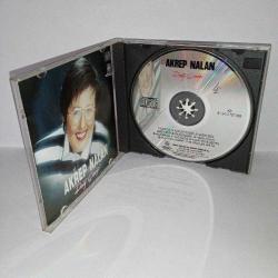 CD Akrep Nalan dağ çiçeği albümü. orijinal 1991 sarı bandrollü dönem baskı. dinlemeyi etkilemeyen çizikler var. sorunsuz çalışıyor.