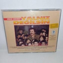 Cd Orhan Gencebay yalnız değilsin Albümü. orijinal. Kervan & Odeon 1994 sarı bandrollü dönem baskı albüm. Disk 10 üzerinden 9 koleksiyonluk