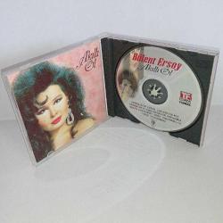 Cd Bülent Ersoy akıllı ol Albümü. orijinal 1994 sarı bandrollü dönem baskı albüm. Dinlemeyi etkilemeyen çizikler var. sorunsuz çalışıyor