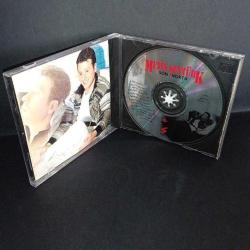 Cd Metin Şentürk son nokta. 1996 raks orijinal kırmızı bandrollü dönem baskı albüm. dinlemeyi etkilemeyen çizikler var. Sorunsuz çalışıyor.