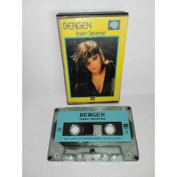 Kaset Bergen insan severse albümü. Dönem Kağıt Baskı. Kaset, Kartonet herşeyiyle Orijinal. Ses kalitesi tertemiz. Baştan sona dinlendi sorunsuz. Koleksiyonluk