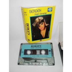 Kaset Bergen insan severse albümü. Dönem Kağıt Baskı. Kaset, Kartonet herşeyiyle Orijinal. Ses kalitesi tertemiz. Baştan sona dinlendi sorunsuz. Koleksiyonluk