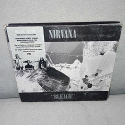 Cd Nirvana Bleach Deluxe Edition + LİVE Digipak CD 20th Anniversary 25 tracks. Digipack edisyon. 2 kademe açılır kapak 52 sayfa kuşe kağıt kitapçık. Orijinal 2009 Avrupa Baskı. Dinlemeyi etkilemeyen çizikler ile digipackde yıpranmalar mevcut. Sorunsuz çalışıyor. NADİR çıkar.