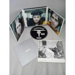 Cd Nirvana Bleach Deluxe Edition + LİVE Digipak CD 20th Anniversary 25 tracks. Digipack edisyon. 2 kademe açılır kapak 52 sayfa kuşe kağıt kitapçık. Orijinal 2009 Avrupa Baskı. Dinlemeyi etkilemeyen çizikler ile digipackde yıpranmalar mevcut. Sorunsuz çalışıyor. NADİR çıkar.