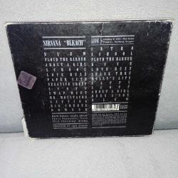 Cd Nirvana Bleach Deluxe Edition + LİVE Digipak CD 20th Anniversary 25 tracks. Digipack edisyon. 2 kademe açılır kapak 52 sayfa kuşe kağıt kitapçık. Orijinal 2009 Avrupa Baskı. Dinlemeyi etkilemeyen çizikler ile digipackde yıpranmalar mevcut. Sorunsuz çalışıyor. NADİR çıkar.