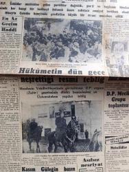 Cumhuriyet Gazetesi - 8 Aralık 1954 - En az geçim haddi Cumhuriyet Başmakale - Hüseyin Cahit Yalçın için CHP'li yapacağı toplantı dün menedildi - Kasım Gülek ve arkadaşları Dün Üsküdar cezaevi önünde ve caddede alınan inzibati tedbirler fotoğraf - hükümetin dün gece neşrettiği resmi tebliğ - CHP Üsküdar ilçe merkezi önünde atlı ve yaya polis Kuvvetleri - Adnan Menderes kabinesinde değişiklikler yapılacak - sermayadarların şeker stoku yapması önleniyor - yanan ormanlarda 50 gün röportajı yapan Yaşar Kemal Yazı Dizisi - Migros idare Meclisinin dünkü toplantısı - anlayış buhranı yazan Burhan Felek - gittikçe artan öğrenci sayısına İstanbul'da mevcut okullar kafi gelmiyor - Fenerbahçe bugün Beyoğlusporla karşılaşıyor - Türkiye voleybol birinciliği - sinema tarihinin en muazzam eseri Kovadis Melek Yeni ve Çemberlitaş sinemasında - bir fahişenin kurbanı filmi Beyoğlu yıldız ve Pangaltı yeni sinemalarında - Zoraki Diplomat yazan Yakup Kadri Karaosmanoğlu Yazı Dizisi - 3. Türk film festivali