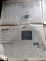 Cumhuriyet Gazetesi - 8 Aralık 1954 - En az geçim haddi Cumhuriyet Başmakale - Hüseyin Cahit Yalçın için CHP'li yapacağı toplantı dün menedildi - Kasım Gülek ve arkadaşları Dün Üsküdar cezaevi önünde ve caddede alınan inzibati tedbirler fotoğraf - hükümetin dün gece neşrettiği resmi tebliğ - CHP Üsküdar ilçe merkezi önünde atlı ve yaya polis Kuvvetleri - Adnan Menderes kabinesinde değişiklikler yapılacak - sermayadarların şeker stoku yapması önleniyor - yanan ormanlarda 50 gün röportajı yapan Yaşar Kemal Yazı Dizisi - Migros idare Meclisinin dünkü toplantısı - anlayış buhranı yazan Burhan Felek - gittikçe artan öğrenci sayısına İstanbul'da mevcut okullar kafi gelmiyor - Fenerbahçe bugün Beyoğlusporla karşılaşıyor - Türkiye voleybol birinciliği - sinema tarihinin en muazzam eseri Kovadis Melek Yeni ve Çemberlitaş sinemasında - bir fahişenin kurbanı filmi Beyoğlu yıldız ve Pangaltı yeni sinemalarında - Zoraki Diplomat yazan Yakup Kadri Karaosmanoğlu Yazı Dizisi - 3. Türk film festivali