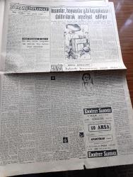 Cumhuriyet Gazetesi - 8 Aralık 1954 - En az geçim haddi Cumhuriyet Başmakale - Hüseyin Cahit Yalçın için CHP'li yapacağı toplantı dün menedildi - Kasım Gülek ve arkadaşları Dün Üsküdar cezaevi önünde ve caddede alınan inzibati tedbirler fotoğraf - hükümetin dün gece neşrettiği resmi tebliğ - CHP Üsküdar ilçe merkezi önünde atlı ve yaya polis Kuvvetleri - Adnan Menderes kabinesinde değişiklikler yapılacak - sermayadarların şeker stoku yapması önleniyor - yanan ormanlarda 50 gün röportajı yapan Yaşar Kemal Yazı Dizisi - Migros idare Meclisinin dünkü toplantısı - anlayış buhranı yazan Burhan Felek - gittikçe artan öğrenci sayısına İstanbul'da mevcut okullar kafi gelmiyor - Fenerbahçe bugün Beyoğlusporla karşılaşıyor - Türkiye voleybol birinciliği - sinema tarihinin en muazzam eseri Kovadis Melek Yeni ve Çemberlitaş sinemasında - bir fahişenin kurbanı filmi Beyoğlu yıldız ve Pangaltı yeni sinemalarında - Zoraki Diplomat yazan Yakup Kadri Karaosmanoğlu Yazı Dizisi - 3. Türk film festivali