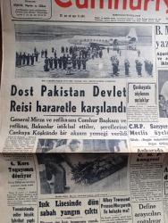 Cumhuriyet Gazetesi - 16 Temmuz 1956 - Dost Pakistan Devlet Reisi İskender Mirza Hararetle Karşılandı fotoğraf - Büyük Millet Meclisi Bugün  Yaz Tatiline Başlıyor - Nixon Başkan Eisenhower'e İzahat Verdi - 6. Kore Tugayımız Dönüyor - Işık Lisesinde Dün Sabah Yangın Çıktı fotoğraf - Rüyam Kotrasının Sahibi Haşim Mardini Yarışı Anlatıyor - Define Arayıcıları Çoğalıyor - Trenlerde Telefon - Karanlıkta Sesler Yazan Perihan Zorlu Yazı Dizisi - Mustafa Kemal Rus Heyeti İle Havzada Ne Konuştu - Karamürsel Araba Vapurunun Tecrübeleri - İsviçre'de Başaşağı Otel İnşa Edildi - İzmir Fuarı Hazırlıkları - Stalin'in Gizli Cinayetleri - Emekli Orgeneral Cemil Cahid Toydemir'in Cenazesi Kaldırıldı - Boston Senfoni Orkestrası Avrupa'da Turneye Çıkıyor - Karacaoğlan Yazan Yaşar Kemal Resimleyen Münif Fehim Yazı Dizisi - Sarışın Bomba Marilyn Monroe Lady Macbeht'i Oynamak İstiyor fotoğraf - Atletizmde Erkeklerde Beşiktaş Kızlarda Kurtuluş Birinci Oldu - 11. Enternasyonal İstanbul Tenis Turnuvası