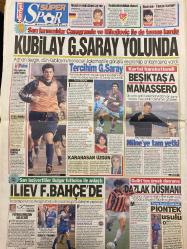 HÜRRİYET GAZETESİ DOĞUM GÜNÜ HEDİYESİ - 19 HAZİRAN 1993 -TAM TAKIM 34 SAYFADIR -Haydar Aliyev-Elçibey-Ertuğrul Özkök-Çetin-Nahçivan-Demirel-Mehmet Güner-Davut Aktaş-Hüseyin Yayla-Oktay Ekşi-Nuriye Akman-Adnan Sezgin-Kubilay-Jakomozi-Temel Özalak-Karahasan-Manassero-Milne-Gullit-Piontek-Feldkamp-Pingel-Ottosson-Erden-Adnan Sungur-Özal-Süleyman Demirel-Mümtaz Soysal-Yavuz Gökmen-Fidel Castro-Hikmet Ütül-Turgut Buzgan  Aliyev darbesi-İşte linç gecesi-Boyabat’ta soru işaretleri-Katil biziz yerin tuvalette bulundu-Otomobiller yakıldı-Pazartesileri saldırıyor-Savaş alanı gibi-Lincin doğum yeri ABD-Çetin: İsyanın hedefi Elçibey-Kubilay G.Saray yolunda-Tercihim G.Saray-Beşiktaş’a Manassero-İlieve F.Bahçe’de-Dazlak düşmanı-Piontek usulü-Yabancı antrenör modası-Hamdi işi tamam-Cason fırtınası-Erden 103 takıma bedel-Özal’ın aradığı kadın DYP’de ortaya çıktı-Adaylar ve mesajlar-Özalcılığın partileri-Castro’nun genç kadroları Yummie’ler-Pepsi itirafa savaş açtı-Dünyanın bilgisayar oyunlu tek televi