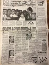 HÜRRİYET GAZETESİ DOĞUM GÜNÜ HEDİYESİ - 19 HAZİRAN 1993 -TAM TAKIM 34 SAYFADIR -Haydar Aliyev-Elçibey-Ertuğrul Özkök-Çetin-Nahçivan-Demirel-Mehmet Güner-Davut Aktaş-Hüseyin Yayla-Oktay Ekşi-Nuriye Akman-Adnan Sezgin-Kubilay-Jakomozi-Temel Özalak-Karahasan-Manassero-Milne-Gullit-Piontek-Feldkamp-Pingel-Ottosson-Erden-Adnan Sungur-Özal-Süleyman Demirel-Mümtaz Soysal-Yavuz Gökmen-Fidel Castro-Hikmet Ütül-Turgut Buzgan  Aliyev darbesi-İşte linç gecesi-Boyabat’ta soru işaretleri-Katil biziz yerin tuvalette bulundu-Otomobiller yakıldı-Pazartesileri saldırıyor-Savaş alanı gibi-Lincin doğum yeri ABD-Çetin: İsyanın hedefi Elçibey-Kubilay G.Saray yolunda-Tercihim G.Saray-Beşiktaş’a Manassero-İlieve F.Bahçe’de-Dazlak düşmanı-Piontek usulü-Yabancı antrenör modası-Hamdi işi tamam-Cason fırtınası-Erden 103 takıma bedel-Özal’ın aradığı kadın DYP’de ortaya çıktı-Adaylar ve mesajlar-Özalcılığın partileri-Castro’nun genç kadroları Yummie’ler-Pepsi itirafa savaş açtı-Dünyanın bilgisayar oyunlu tek televi
