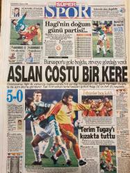 HÜRRİYET GAZETESİ DOĞUM GÜNÜ HEDİYESİ - 8 ŞUBAT 1999 -TAM TAKIM 38 SAYFADIR -Kral Hüseyin-Kaddafi-Baykal-Kutan-Zsa Zsa Gabor-Ertuğrul Özkök-Ahmet Kaya-Fatih Terim-Hagi-Turgay Şeren-İlhan Soyler-Bayram Aydın-Halit Özkan-Sergen-Hakem Zaman-Toshack-Tayyar Safi-Oral Atlı-Ecevit-Sayın Gazeteci Nurettin Kurt-Nazlı Altınyar-Uğur Yazar-Nuran Çakmakcı  Ortadoğu ağlıyor-PKK başladığı yerde bitiyor-Majesteleri unvanı gitti-Yeni kral Türk dostu-Türkiye Ürdün gizli ortaklığı-Balayından dönüş-Zsa Zsa Gabor beni 3-5 ay eve kapattı-Osmanlı daveti-Apo Simitis’i bayılttı-Hagi’nin doğum günü partisi-Aslan coştu bir kere-Terim Tugay’ı kızağa oturttu-Formam namusumdur-Boğa 90’da vurdu-Sakarya bombaladı-Adana Dadaş’ı Cenk’le devirdi-Jaguar partisi lideri oldu-Halis Ağa ve genç eşi balayından döndü-Fırtına Kayseri’de minare yıktı-Denizli’de çığ 1 kişi kayıp-Bulgarlar geç vize Edirne’yi vuruyor-İstanbul öğrenci cumhuriyeti-3 haftalık tatil de bitti-Tarikat okuluna Uluğbay darbesi