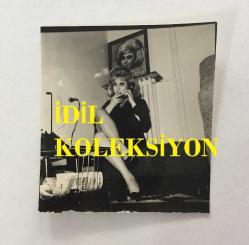 TÜRK SANAT MÜZİĞİ SANATÇISI SEVİM TUNA'NIN ORİJİNAL MİNİ BOY FOTOĞRAFI - 6 x 5 cm  EBADINDA