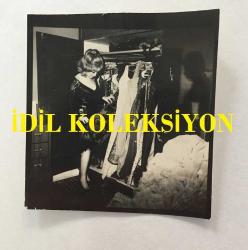 TÜRK SANAT MÜZİĞİ SANATÇISI SEVİM TUNA'NIN ORİJİNAL MİNİ BOY FOTOĞRAFI - 6 x 5 cm  EBADINDA