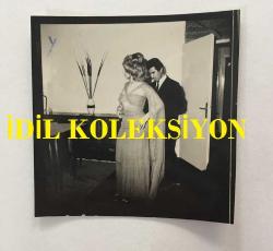 TÜRK SANAT MÜZİĞİ SANATÇISI SEVİM TUNA'NIN ORİJİNAL MİNİ BOY FOTOĞRAFI - 6 x 5 cm  EBADINDA