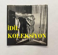 TÜRK SANAT MÜZİĞİ SANATÇISI SEVİM TUNA'NIN ORİJİNAL MİNİ BOY FOTOĞRAFI - 6 x 5 cm  EBADINDA