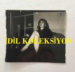 TÜRK SANAT MÜZİĞİ SANATÇISI SEVİM TUNA'NIN ORİJİNAL MİNİ BOY FOTOĞRAFI - 6 x 5 cm  EBADINDA