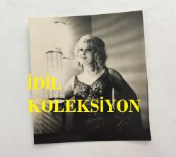 TÜRK SANAT MÜZİĞİ SANATÇISI SEVİM TUNA'NIN ORİJİNAL MİNİ BOY FOTOĞRAFI - 6 x 5 cm  EBADINDA