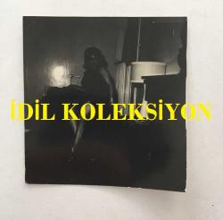 TÜRK SANAT MÜZİĞİ SANATÇISI SEVİM TUNA'NIN ORİJİNAL MİNİ BOY FOTOĞRAFI - 6 x 5 cm  EBADINDA