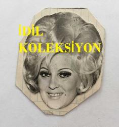 TÜRK SANAT MÜZİĞİ SANATÇISI SEVİM TUNA'NIN ORİJİNAL MİNİ BOY FOTOĞRAFI - 7 x 5 cm  EBADINDA