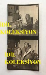 TÜRK SANAT MÜZİĞİ SANATÇISI SEVİM TUNA'NIN ORİJİNAL MİNİ BOY FOTOĞRAFI - 12 x 5,5 cm  EBADINDA - SEVİM TUNA ve GAZETECİ NEDRET SELÇUKER SOHBET EDERKEN ÇEKİLMİŞ 2 FARKLI KARE TERK FOTOĞRAFTA, HER BİR KARE 5,5 x 5,5 cm EBADINDA, 1972