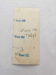 TÜRK SANAT MÜZİĞİ SANATÇISI SEVİM TUNA'NIN ORİJİNAL MİNİ BOY FOTOĞRAFI - 12 x 5,5 cm  EBADINDA - SEVİM TUNA ve GAZETECİ NEDRET SELÇUKER SOHBET EDERKEN ÇEKİLMİŞ 2 FARKLI KARE TERK FOTOĞRAFTA, HER BİR KARE 5,5 x 5,5 cm EBADINDA, 1972