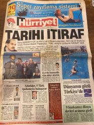 HÜRRİYET GAZETESİ DOĞUM GÜNÜ HEDİYESİ - 21 TEMMUZ 1999 -TAM TAKIM 48 SAYFADIR -Papandreu-Makarios-Ecevit-Ertuğrul Özkök-Oktay Ekşi-Hikmet Uluğbay-Turgut Tüfekçi-Tankut Dinç-Briegel-Kalli-Tsymbalar-Ahmet-Akagüloğlu-Naim Süleymanoğlu-Savaş Ağaoğlu-Bülent Tüfenkci-Pavarotti-Feldkamp-Şansal Sarıalioğlu-Vedat Okyar-Hakkı Yalçın-Şenes Erzik-Antay Kayaoğlu-Metin Seval-Mehmet Aydın-İsmail Er-Cansel Çiçekçi-Merve Kavakçı-Prof. Beyaz-Senol Çakır-Hülya Başaran-Muammer M. Başaran-Zehra Başaran-Melek Başaran-Ekrem Başaran  Tarihi İtiraf-4 Trilyonu Yakmak-Çözümden Sorun Yaratmak-Schröder 5 Türk İşadamıyla Buluşuyor-Yılmaz’dan Yanlış ve Haksız Eleştiri-Cezavelerinde Aşırı Son-Yunan Türk Kardeşliği-Ecevit İsteseydik Tüm Adayı Alırdık-Dünyanın Gözü Türkiye’de-9 Bankamız Dünya Devleri Arasına Girdi-Briegel’e Güvenin-Sezon Sonuna Kadar Kalli-Tsymbalar ile Ön Sözleşme-Kocaeli Ahmeti Vermiyor-Sellami’ye Yeşil Işık-Abaciev İşbaşında-İnönü’de Sessiz Gala-Küfürler Alpay’ı Yıktı-Çıplak Ayaklara 3 Yorum-Güzelle