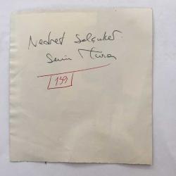 TÜRK SANAT MÜZİĞİ SANATÇISI SEVİM TUNA'NIN AJANS BASIMI FOTOĞRAFI (KAĞIT BASKI) - 12 x 12 cm  EBADINDA - SEVİM TUNA ve GAZETECİ NEDRET SELÇUKER SOHBET EDERKEN ÇEKİLMİŞ BİR KARE