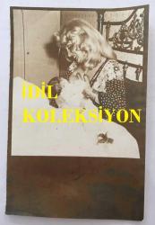 TÜRK SANAT MÜZİĞİ SANATÇISI SEVİM TUNA'NIN AJANS BASIMI FOTOĞRAFI (KAĞIT BASKI) - 18 x 12 cm  EBADINDA - SEVİM TUNA BEBEĞİNİ EMZİRİRKEN ÇEKİLMİŞ ÖZEL BİR KARE