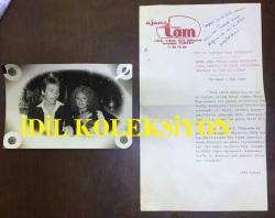 TÜRK SANAT MÜZİĞİ SANATÇISI SEVİM TUNA'NIN KIZI CANAN'IN EVLENDİĞİ GENÇLE ÇEKİLMİŞ ORİJİNAL BİR FOTOĞRAFI ve TAM AJANS'IN BU KONUDA YAZILMIŞ ORİJİNAL HABER METNİ, 2'Lİ SET - FOTOĞRAF 18 x 12 cm, HABER METNİ 29 x 17 cm  EBADINDA -SEVİM TUNA: ''KIZIM DOĞUM YAPTIKTAN SONRA DÜNYANIN EN GÜZEL BÜYÜKANNESİ ÜNVANINI LİZ'DEN ALACAĞIM'' DEDİ