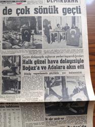 Hürriyet Gazetesi - 14 Kasım 1955 - belediye seçimleri de çok sönük geçti - İstanbul'da en düşük iştirak Kadıköy'de yüzde 7,5 - Malatya'da 15.000 fazla rey alan müstakil namzetlere ait bütün oy pusulaları iptal olundu - Çarşıkapı'da restore edilmekte olan Karamustafapaşa medresesinde seçim sandığının başında kimse yok fotoğraf - seçim dolayısıyla eğlence yerleri kapandığından halk boğaza ve adalara akın etti - Eminönü'ne ait seçim pusulaları ilçe seçim kurulu Başkanı Nefi Demirlioğlu'nun huzuruyla tasnif edilirken fotoğraf - 4000 senelik iskeletler - Arap İsrail sınırında Vaziyet tekrar karıştı - itfaiye sirkeci'de dün çıkan yangını söndürmeye çalışırken - İstanbul'da seçim neticelerinin tablosu - Radyo yürüme dersi verilecek - dünya gazeteleri ne diyorlar - esrar satan bir şebeke daha yakayı ele verdi - köprü iskele üstü Deniz lokantası bugün açıldı - serbest güreş milli takımımız sabaha karşı japonya'yı hareket etti - güreşçilerimiz İbrahim Yurdaeriş Hasan Gemici fotoğraf