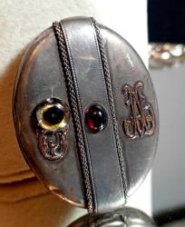 YAKUT TAŞLI ALTIN İŞLEMELİ BÜYÜK BOY GÜMÜŞ RESİMLİK   KOLYE UCU OLARAK KULLANILMAK İSTENİRSE UÇ TAKTIRILMALIDIR