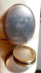 YAKUT TAŞLI ALTIN İŞLEMELİ BÜYÜK BOY GÜMÜŞ RESİMLİK   KOLYE UCU OLARAK KULLANILMAK İSTENİRSE UÇ TAKTIRILMALIDIR