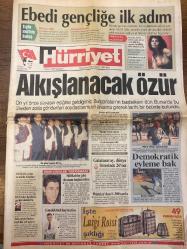 HÜRRİYET GAZETESİ DOĞUM GÜNÜ HEDİYESİ - 7 KASIM 1998 -42 SAYFADIR -Kostov-Recep Yazıcıoğlu-Alpay-Amokachi-Toshack-Recep Yazıcı-Hagi-Oktay-Ertuğrul-Mehmet-Tayfur-Ertuğrul Özkök-Necmettin Erbakan-Orhan Aydın-Erol Yarar-Salih Neftçi-Nilüfer-Cem Yılmaz-Nejat Uygur-Levent Kırca-Oya Başar-Rifat Ilgaz-Altan Günbay-Nedim Saban-Çiçek Dilligil-Öztoprak-Alper Bolgi-İlkay Saran  Ebedi gençliğe ilk adım-Alkışlanacak özür-Ham çökelek tartışması-Entelektüel haymatlos-Seks geldikçe hafıza kaybı yok açıyor-Galatasaray dünya listesinde 26’ncı-Demokratik eyleme bak-Hepimiz suçluyuz-Kaptanlar sorguda-Alpay fatura bana kesiliyor-Amokachi üzgün-Recep Yazıcı: Aldatıldım-MÜSİAD’a tasfiye operasyonu-Karapara bankacıya tutuklama-Vatandaş bono almalı mı-17. İstanbul Kitap Fuarı  Cumhuriyet-Sefiller-Küçük Askerler-The Truman Show-Büyük Lebowski-Armageddon-Tehlikeli Tür II-Profesör Enişte-Şok-Çocuk Tiyatrosu-Neseli Günler-Cem Yılmaz Bir Tat Bir Doku-Yalınayak Sokrates-Zafer Madalyası-Kaynanatör-Üç Baba Hasan-Üç Sa