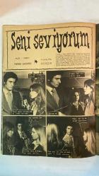 SAMANYOLU ELBİSE PATRON İLAVELİ MECMUA DERGİ - 14 EKİM 1976 – SAYI: 250 HELEN HALL – MICHEAL LOVELOCK – REGINA HARROW – CARLO FOSHI – CLAUDIO VALLE – FRANK BURTON – FRANCO GASPARRI – FI AMMETTA – KATIUSCIA – ALEX FLAMETTA – SANDY – MIK – EDDY – ALINA SEBZELİ ÇORBA TARİFİ – ELBİSE VE KAZAK MODELİ – RENKLİ ROBALI ÖRGÜ TEKNİĞİ – ROMAN BAŞLANGICI: “BİR GENÇ JANIMISTIM” – GECE ÇALIŞMASI VE GAZETE SAHNESİ – AŞK VE KISKANÇLIK TEMALI FİLM ÖZETİ: “SANDY VE FLAMETTA” – TAKMA KİMLİK – MÜZİK GRUBUNDA GERİLİM – KULÜP SAHNESİ – KISKANÇLIK DİYALOGLARI – KİMLİK DEĞİŞİMİ VE VAZGEÇİŞ - 36 SAYFA