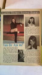 SAMANYOLU ELBİSE PATRON İLAVELİ MECMUA DERGİ - 21 HAZİRAN 1973 – SAYI: 77 TÜRKAN ŞORAY – AJDA PEKKAN – UĞUR DÜNDAR – LEYLA SAYAR – ERTAÇ KASİDECİOĞLU – TANJU OKAN – ESİN AFŞAR – NİLÜFER – MINA – TIMUR SELÇUK – SEVİL HASMAN – VURAL CANTÜRK – BARIŞ MANÇO – GEORGE – FRED – PAT – MİLENA PLAJ MODASI: MAVİ-BEYAZ BİKİNİ VE MAYO – ÇİÇEKLİ BİKİNİLER – KEMERLİ MAYO TASARIMLARI – YAZLIK AKSESUARLAR ROMAN: “ÖLÜM TUZAĞI” – GEORGE’UN TUZAĞI – FRED’İN ŞOKU – SİGORTA GERİLİMİ – POLİÇE VADESİ VE KİMLİK DEĞİŞİMİ SİNEMA: TÜRKAN ŞORAY’IN TV PROGRAMI – LEYLA SAYAR’IN GİZLİ EVLİLİĞİ – HÜLYA KOÇYİĞİT & TARIK AKAN FİLM HAZIRLIĞI – AJDA PEKKAN’IN PARİS MÜZİK KARİYERİ – GÜLGÜN ERDEM’İN BEBEK KOLEKSİYONU MÜZİK: AJDA PEKKAN & UĞUR DÜNDAR AŞKI – ESİN AFŞAR’IN İLK PLAKLARI – NİLÜFER’İN YÜKSELİŞİ – EUROVISION ŞARKI HAZIRLIĞI – TIMUR SELÇUK’UN LP PROJESİ – SEVİL HASMAN’IN YENİ DÖNEMİ – BARIŞ MANÇO İLE ANADOLU TURNESİ - 36 SAYFA