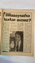 SAMANYOLU ELBİSE PATRON İLAVELİ MECMUA DERGİ - 15 MAYIS 1975 – SAYI: 176 TARIK AKAN – GÜLŞEN BUBİKOĞLU – NİLGÜN ATILGAN – HÜLYA KOÇYİĞİT – YILDIRAY ÇINAR – NILÜFER – EDİP AKBAYRAM – YEŞİM OBEN – FATOŞ BALKIR – EROL EVGİN – ORHAN ŞEVKİ – ASU MARALMAN – SALİM DÜNDAR – MERAL ZÜHAL – UĞUR IŞIK – AYTEN ALPMAN – TÜRKAN ŞORAY – FERİ CANSEL – JULIEN CLERC - SİNEMA: “AH NEREDE” FİLMİ BAŞLADI – TARIK AKAN, GÜLŞEN BUBİKOĞLU, NİLGÜN ATILGAN  SANATÇILAR İÇİN KONUT PROJESİ: HÜLYA KOÇYİĞİT VAKIF BAŞKANLIĞINA ADAY  MÜZİK: YILDIRAY ÇINAR AVRUPA TURNESİNDE – EDİP AKBAYRAM PLAK BAŞARISI – NILÜFER’İN YÜKSELEN TALEPLERİ – EROL EVGİN’İN YARIŞMA HAZIRLIĞI  AŞK HABERLERİ: YEŞİM OBEN & CAHİZ – SANATÇI VAPUR GEZİSİ  PLAK VE SAHNE GELİŞMELERİ: SALİM DÜNDAR, AYTEN ALPMAN, MERAL ZÜHAL & UĞUR IŞIK  TÜRKAN ŞORAY’DAN BAĞIŞ KAMPANYASI – KARA KUVVETLERİ İÇİN MORAL ÇALIŞMASI  FERİ CANSEL KIBRIS’A GİDİYOR – AİLE ZİYARETİ VE MORAL GECESİ İSTEĞİ - BOĞA BURCU: VENÜS VE MARS ETKİLERİ – MUTLULUK, SAĞLIK, EVLİLİK, O - 36 SAYFA