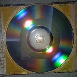 Cd İbrahim Tatlıses sizler için albümü. Orijinal. Dinlemeyi etkilemeyen çizikler var. Sorunsuz çalışıyor.