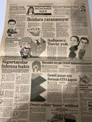 SABAH EKONOMİ GAZETESİ DOĞUM GÜNÜ HEDİYESİ - 26 HAZİRAN 1992 -Borsa-Döviz-Endeks-Gösterge sabah ekonomi sizi her konuda bilgilendirir-puan durumu-yükselenler-düşenler-borsa faresi-yatırımcının borsa günlüğü-Senem Erdil-Brooker gözüyle-cebinizdeki paranın seyir defteri-bankalarda uygulanan faiz oranları-günlük fon-fonlar-şirketlerden-en çok kazandıran hisse senetleri-en çok kaybettiren hisse senetleri-Dünya ekonomi basını-Coşkun Ulusoy-Nuri Kaftan-Nedim Özkan-Bilâl Çetin-Bayram Başaran-M. Tandoğan-Meral Tamer-Rahmi Koç-Betül Demirtaş-Nedim Özkan-Şefik Kalkan-Şefik Kaftan-Demirel affeder bu “Baba” affetmez-Hazine döviz doldu-TÜSİAD Ecevit’e yaptığını şimdi de yapmayı düşünüyor-Kura ile otomobil macerasına Türkiye Gazetesi de girdi-Mudo kurgun: Reklamı boyu kurtarmamış-Tempra motorlu Doğan yok satıyor-İcra tehdidi SSK’yı korkuttu-Şahinoğlu isyan etti: Emanetçi değilim-IBM şokta!-Libya’da 600 işçi esir 9 bin işçi de sefil!-TÜSİAD’ı bırak Saracoğlu’na bak-İktidara yaranamıyor-Çevreci Rahmi