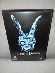 DVD Donnie Darko. Orijinal. Türkçe dublaj. Çalışmasını etkilemeyen çizikler var. Sorunsuz çalışıyor.