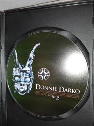 DVD Donnie Darko. Orijinal. Türkçe dublaj. Çalışmasını etkilemeyen çizikler var. Sorunsuz çalışıyor.