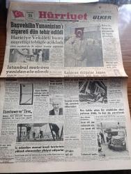 Cumhuriyet Gazetesi - 25 Mayıs 1960 - başvekil Adnan Menderes'in Yunanistan'ı ziyareti dün tehir edildi - İstanbul metrosu yeniden ele alındı - başvekil Nehru gitti fotoğraf - Kıbrıs'ta makarios görüşmede bir fayda görmüyor - kabaran dalgalar Japon şehirlerini alt üst etti 45 ölü 170 kayıp var - haber Gazetesi 10 gün kapatıldı - alfabe ile alakalı tartışmalar - Bahar Bayramı için Vatan caddesi'nde hazırlıklar fotoğraf - Eisenhower ve Zirve - sigara hakkında son görüşler - Hürrem Sultan yazan Feridun Fazıl Tülbentçi yazı dizisi - Joan Collins'in striptizi dillere destan oldu fotoğraf - seri ilanlar - Allah çocukları unuttu yazan Oya Baydar - atom çağının en büyük tehlikesi radyoaktif çöpler - kalp aldanmaz çizen Faruk Geç - Spor toto'nun 7 haftasında 12 maçı bilen yok - Roma olimpiyat stadı fotoğraf - Muharrem Dalkılıç 1500 de Türkiye rekorunu kırdı - Gül Çıray 800 de birinci oldu - basketbolcular Tuncer Ünal ve MC Gregor dünkü antrenmanda fotoğraf - Türkiye İskoçya maçı belirsiz