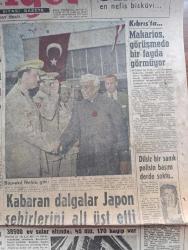 Cumhuriyet Gazetesi - 25 Mayıs 1960 - başvekil Adnan Menderes'in Yunanistan'ı ziyareti dün tehir edildi - İstanbul metrosu yeniden ele alındı - başvekil Nehru gitti fotoğraf - Kıbrıs'ta makarios görüşmede bir fayda görmüyor - kabaran dalgalar Japon şehirlerini alt üst etti 45 ölü 170 kayıp var - haber Gazetesi 10 gün kapatıldı - alfabe ile alakalı tartışmalar - Bahar Bayramı için Vatan caddesi'nde hazırlıklar fotoğraf - Eisenhower ve Zirve - sigara hakkında son görüşler - Hürrem Sultan yazan Feridun Fazıl Tülbentçi yazı dizisi - Joan Collins'in striptizi dillere destan oldu fotoğraf - seri ilanlar - Allah çocukları unuttu yazan Oya Baydar - atom çağının en büyük tehlikesi radyoaktif çöpler - kalp aldanmaz çizen Faruk Geç - Spor toto'nun 7 haftasında 12 maçı bilen yok - Roma olimpiyat stadı fotoğraf - Muharrem Dalkılıç 1500 de Türkiye rekorunu kırdı - Gül Çıray 800 de birinci oldu - basketbolcular Tuncer Ünal ve MC Gregor dünkü antrenmanda fotoğraf - Türkiye İskoçya maçı belirsiz