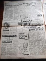 Cumhuriyet Gazetesi - 25 Mayıs 1960 - başvekil Adnan Menderes'in Yunanistan'ı ziyareti dün tehir edildi - İstanbul metrosu yeniden ele alındı - başvekil Nehru gitti fotoğraf - Kıbrıs'ta makarios görüşmede bir fayda görmüyor - kabaran dalgalar Japon şehirlerini alt üst etti 45 ölü 170 kayıp var - haber Gazetesi 10 gün kapatıldı - alfabe ile alakalı tartışmalar - Bahar Bayramı için Vatan caddesi'nde hazırlıklar fotoğraf - Eisenhower ve Zirve - sigara hakkında son görüşler - Hürrem Sultan yazan Feridun Fazıl Tülbentçi yazı dizisi - Joan Collins'in striptizi dillere destan oldu fotoğraf - seri ilanlar - Allah çocukları unuttu yazan Oya Baydar - atom çağının en büyük tehlikesi radyoaktif çöpler - kalp aldanmaz çizen Faruk Geç - Spor toto'nun 7 haftasında 12 maçı bilen yok - Roma olimpiyat stadı fotoğraf - Muharrem Dalkılıç 1500 de Türkiye rekorunu kırdı - Gül Çıray 800 de birinci oldu - basketbolcular Tuncer Ünal ve MC Gregor dünkü antrenmanda fotoğraf - Türkiye İskoçya maçı belirsiz