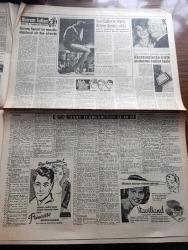 Cumhuriyet Gazetesi - 25 Mayıs 1960 - başvekil Adnan Menderes'in Yunanistan'ı ziyareti dün tehir edildi - İstanbul metrosu yeniden ele alındı - başvekil Nehru gitti fotoğraf - Kıbrıs'ta makarios görüşmede bir fayda görmüyor - kabaran dalgalar Japon şehirlerini alt üst etti 45 ölü 170 kayıp var - haber Gazetesi 10 gün kapatıldı - alfabe ile alakalı tartışmalar - Bahar Bayramı için Vatan caddesi'nde hazırlıklar fotoğraf - Eisenhower ve Zirve - sigara hakkında son görüşler - Hürrem Sultan yazan Feridun Fazıl Tülbentçi yazı dizisi - Joan Collins'in striptizi dillere destan oldu fotoğraf - seri ilanlar - Allah çocukları unuttu yazan Oya Baydar - atom çağının en büyük tehlikesi radyoaktif çöpler - kalp aldanmaz çizen Faruk Geç - Spor toto'nun 7 haftasında 12 maçı bilen yok - Roma olimpiyat stadı fotoğraf - Muharrem Dalkılıç 1500 de Türkiye rekorunu kırdı - Gül Çıray 800 de birinci oldu - basketbolcular Tuncer Ünal ve MC Gregor dünkü antrenmanda fotoğraf - Türkiye İskoçya maçı belirsiz