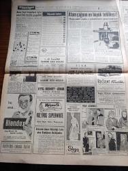 Cumhuriyet Gazetesi - 25 Mayıs 1960 - başvekil Adnan Menderes'in Yunanistan'ı ziyareti dün tehir edildi - İstanbul metrosu yeniden ele alındı - başvekil Nehru gitti fotoğraf - Kıbrıs'ta makarios görüşmede bir fayda görmüyor - kabaran dalgalar Japon şehirlerini alt üst etti 45 ölü 170 kayıp var - haber Gazetesi 10 gün kapatıldı - alfabe ile alakalı tartışmalar - Bahar Bayramı için Vatan caddesi'nde hazırlıklar fotoğraf - Eisenhower ve Zirve - sigara hakkında son görüşler - Hürrem Sultan yazan Feridun Fazıl Tülbentçi yazı dizisi - Joan Collins'in striptizi dillere destan oldu fotoğraf - seri ilanlar - Allah çocukları unuttu yazan Oya Baydar - atom çağının en büyük tehlikesi radyoaktif çöpler - kalp aldanmaz çizen Faruk Geç - Spor toto'nun 7 haftasında 12 maçı bilen yok - Roma olimpiyat stadı fotoğraf - Muharrem Dalkılıç 1500 de Türkiye rekorunu kırdı - Gül Çıray 800 de birinci oldu - basketbolcular Tuncer Ünal ve MC Gregor dünkü antrenmanda fotoğraf - Türkiye İskoçya maçı belirsiz