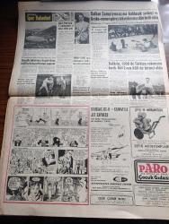 Cumhuriyet Gazetesi - 25 Mayıs 1960 - başvekil Adnan Menderes'in Yunanistan'ı ziyareti dün tehir edildi - İstanbul metrosu yeniden ele alındı - başvekil Nehru gitti fotoğraf - Kıbrıs'ta makarios görüşmede bir fayda görmüyor - kabaran dalgalar Japon şehirlerini alt üst etti 45 ölü 170 kayıp var - haber Gazetesi 10 gün kapatıldı - alfabe ile alakalı tartışmalar - Bahar Bayramı için Vatan caddesi'nde hazırlıklar fotoğraf - Eisenhower ve Zirve - sigara hakkında son görüşler - Hürrem Sultan yazan Feridun Fazıl Tülbentçi yazı dizisi - Joan Collins'in striptizi dillere destan oldu fotoğraf - seri ilanlar - Allah çocukları unuttu yazan Oya Baydar - atom çağının en büyük tehlikesi radyoaktif çöpler - kalp aldanmaz çizen Faruk Geç - Spor toto'nun 7 haftasında 12 maçı bilen yok - Roma olimpiyat stadı fotoğraf - Muharrem Dalkılıç 1500 de Türkiye rekorunu kırdı - Gül Çıray 800 de birinci oldu - basketbolcular Tuncer Ünal ve MC Gregor dünkü antrenmanda fotoğraf - Türkiye İskoçya maçı belirsiz