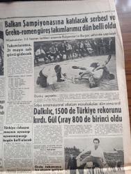 Cumhuriyet Gazetesi - 25 Mayıs 1960 - başvekil Adnan Menderes'in Yunanistan'ı ziyareti dün tehir edildi - İstanbul metrosu yeniden ele alındı - başvekil Nehru gitti fotoğraf - Kıbrıs'ta makarios görüşmede bir fayda görmüyor - kabaran dalgalar Japon şehirlerini alt üst etti 45 ölü 170 kayıp var - haber Gazetesi 10 gün kapatıldı - alfabe ile alakalı tartışmalar - Bahar Bayramı için Vatan caddesi'nde hazırlıklar fotoğraf - Eisenhower ve Zirve - sigara hakkında son görüşler - Hürrem Sultan yazan Feridun Fazıl Tülbentçi yazı dizisi - Joan Collins'in striptizi dillere destan oldu fotoğraf - seri ilanlar - Allah çocukları unuttu yazan Oya Baydar - atom çağının en büyük tehlikesi radyoaktif çöpler - kalp aldanmaz çizen Faruk Geç - Spor toto'nun 7 haftasında 12 maçı bilen yok - Roma olimpiyat stadı fotoğraf - Muharrem Dalkılıç 1500 de Türkiye rekorunu kırdı - Gül Çıray 800 de birinci oldu - basketbolcular Tuncer Ünal ve MC Gregor dünkü antrenmanda fotoğraf - Türkiye İskoçya maçı belirsiz